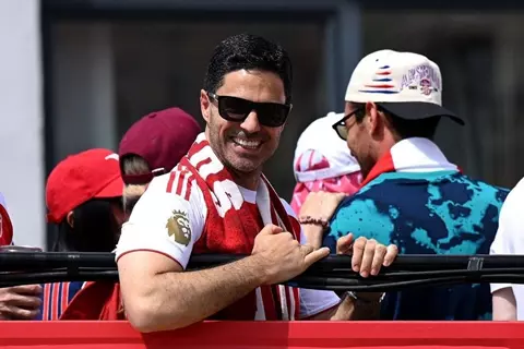 لقد صنعتم هذا الإنجاز.. أرتيتا يوجه كلمة لجماهير الجانرز أثناء الاحتفال بلقب الدوري